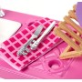 Barbie Set di Arredamenti da Interno, con Lavastoviglie, Sportello Funzionante e Cestello Estraibile, Piatti e Accessori per Il 
