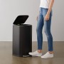 AmazonBasics - Pattumiera rettangolare con chiusura silenziosa, 32 l, nero